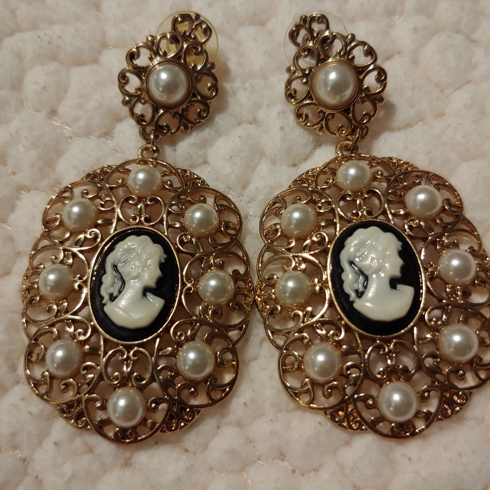 BUNDLE 4 FOR $20 Gold pearl cameao earrings EUC